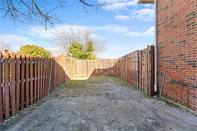 a view of a backyard with pathway