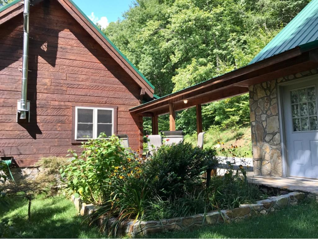 8131 George Riner Road Pound, VA 24279 - Photo 23 of 36 Covered Breezeway