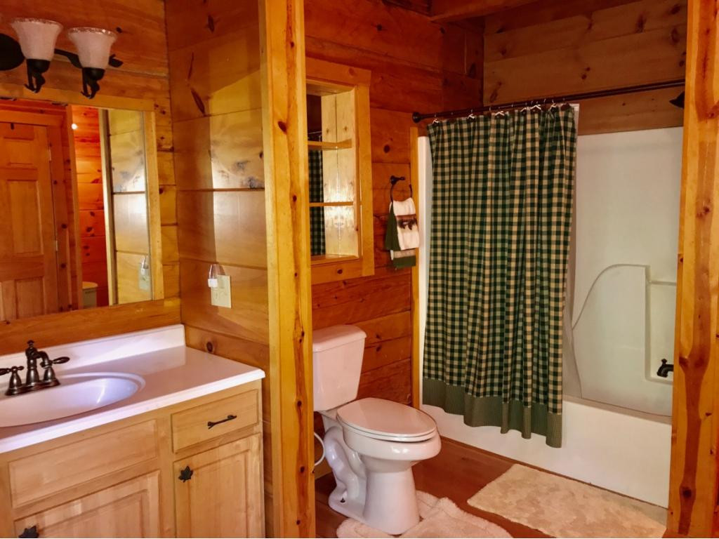 8131 George Riner Road Pound, VA 24279 - Photo 10 of 36 Oversized Hall Bath