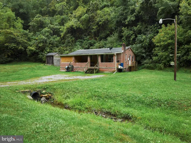 a view of a house with backyard
