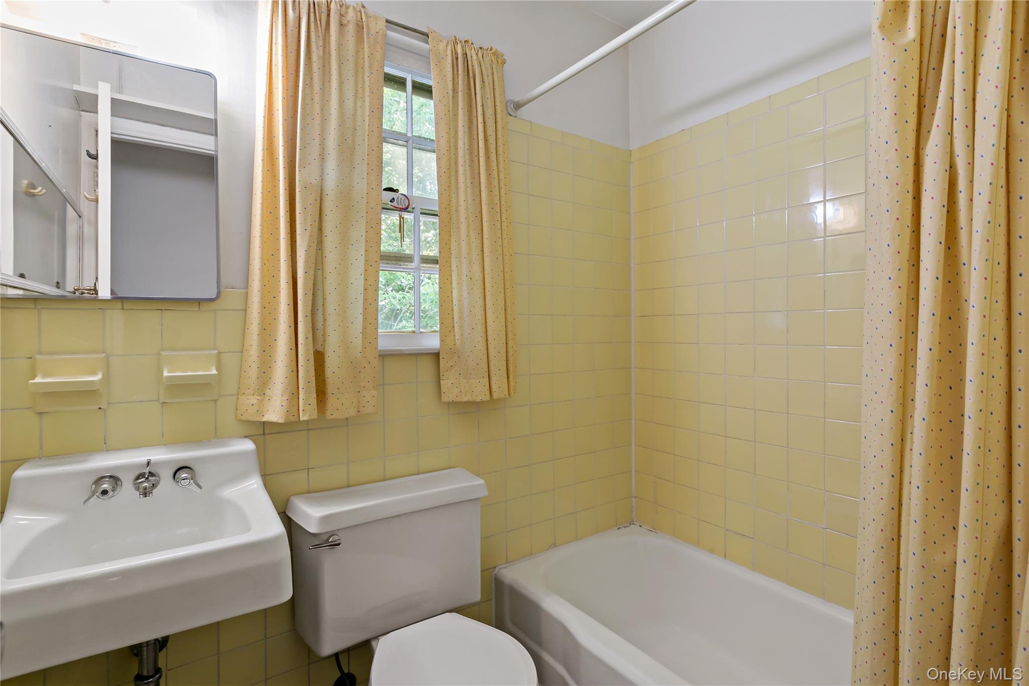 241 Madison Road Scarsdale, NY 10583 - Photo 22 of 33 Bathroom on 2nd floor/Hall Bathroom