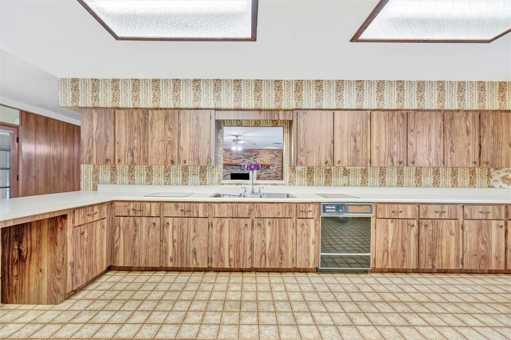 7015 Spears Road Plant City, FL 33567 - Photo 25 of 77 a bathroom with a sink a mirror and a bathtub