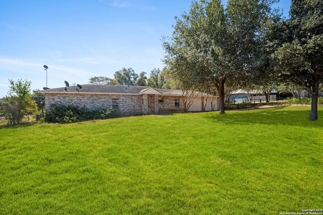 a view of a yard with a house