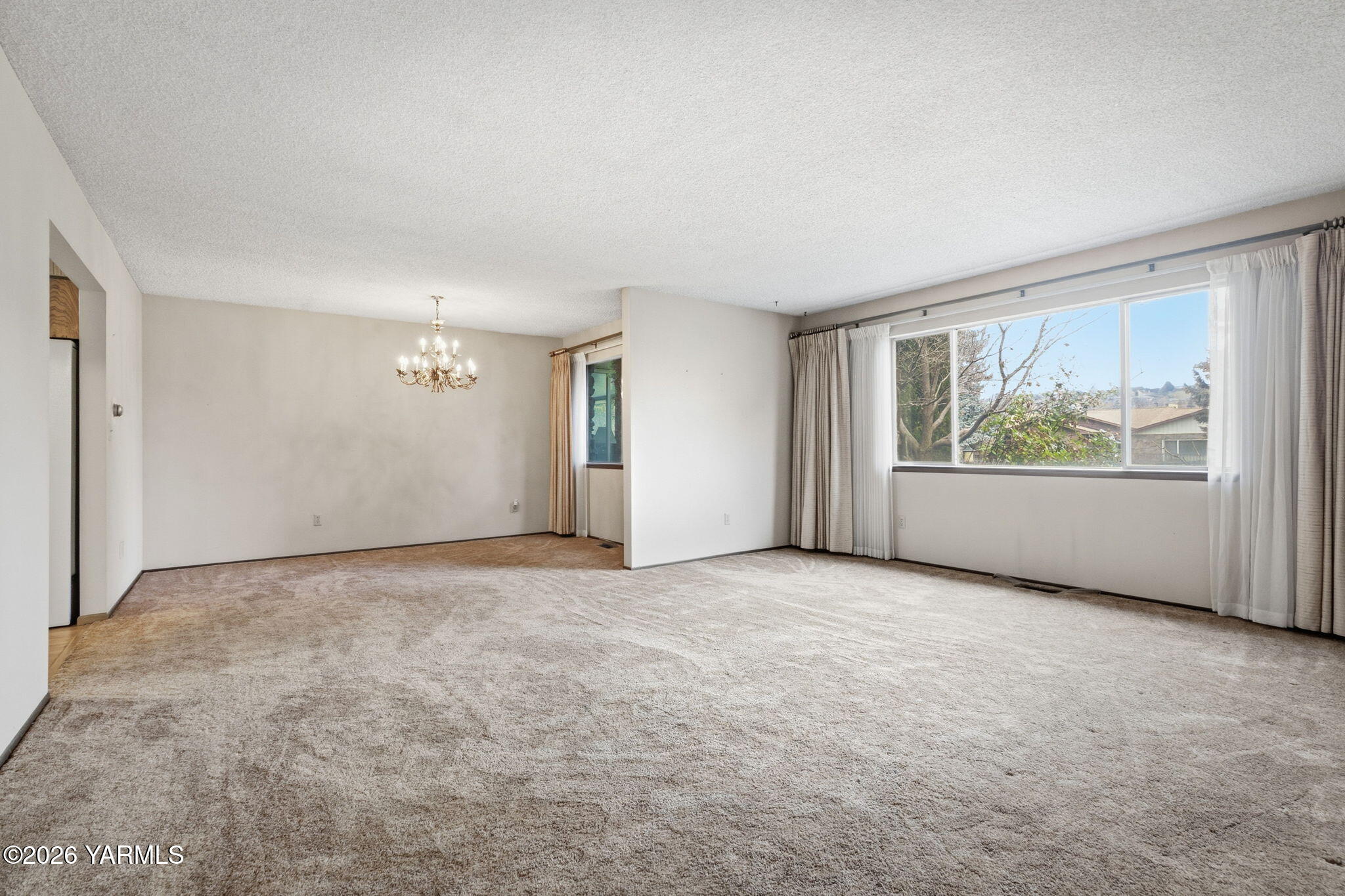 5901 Barge Street, Unit 43 Yakima, WA 98908 - Photo 6 of 22 a view of an empty room with a window