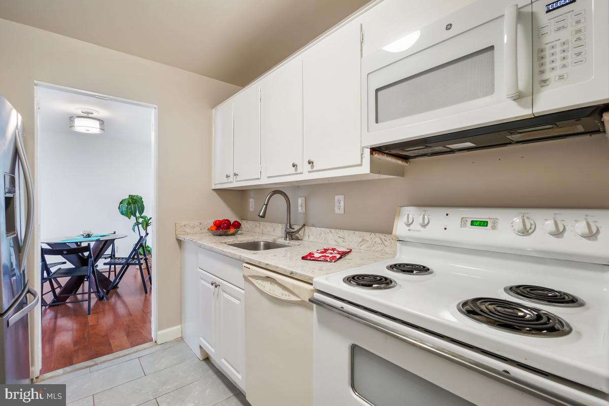 9701 Fields Road, Unit 1208 Gaithersburg, MD 20878 - Photo 8 of 29 Kitchen-Granite Counters