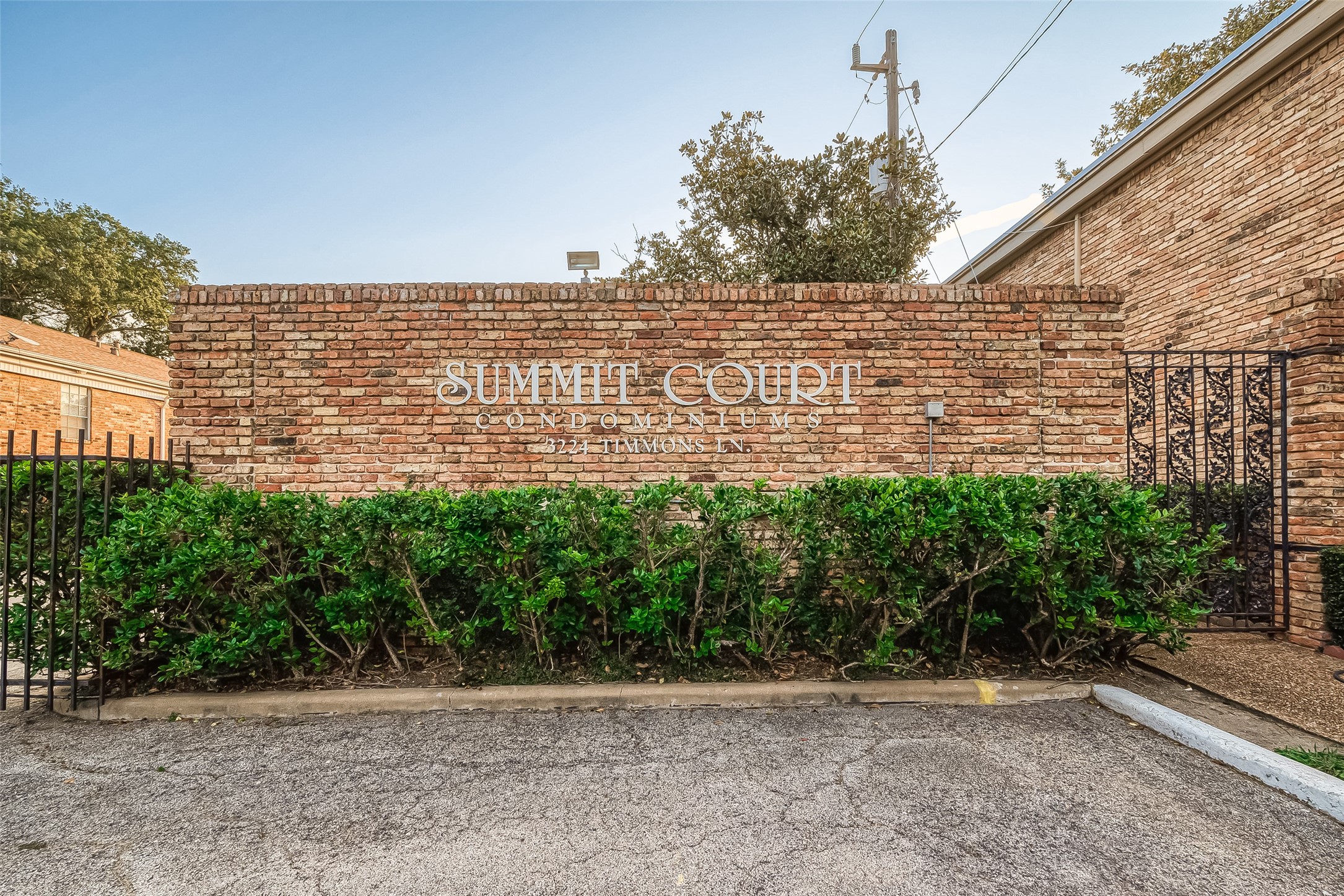 3224 Timmons Lane, Unit 147 Houston, TX 77027 - Photo 28 of 32 a view of a pathway both side of building