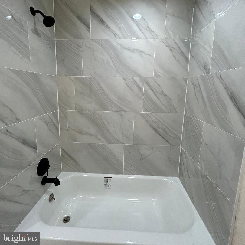 80 Via Cascata Drive Clementon, NJ 08021 - Photo 22 of 26 a bathroom with a bathtub