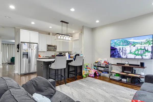 $3,700 | 3931 South Wells Street, Chicago, IL 60609