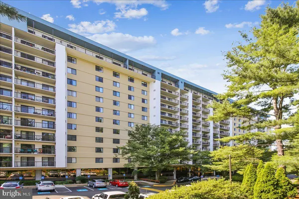 $2,500 | 3800 Powell Lane, Unit 1228, Falls Church, VA 22041