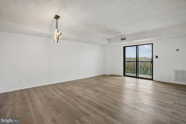 $2,500 | 3800 Powell Lane, Unit 1228, Falls Church, VA 22041