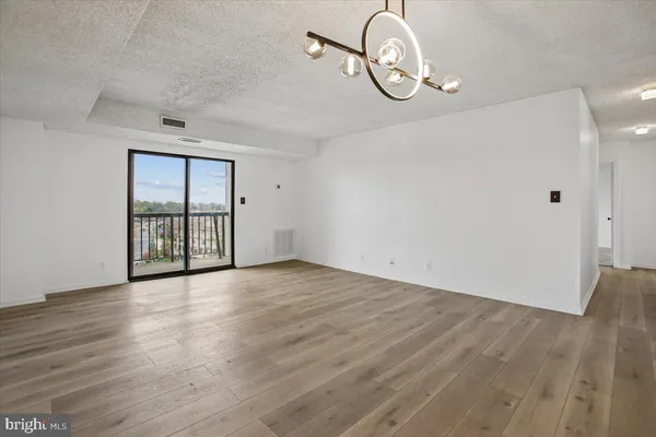 $2,500 | 3800 Powell Lane, Unit 1228, Falls Church, VA 22041