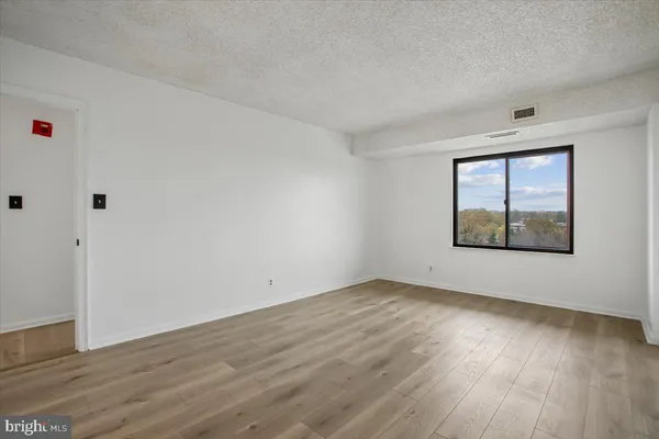 $2,500 | 3800 Powell Lane, Unit 1228, Falls Church, VA 22041