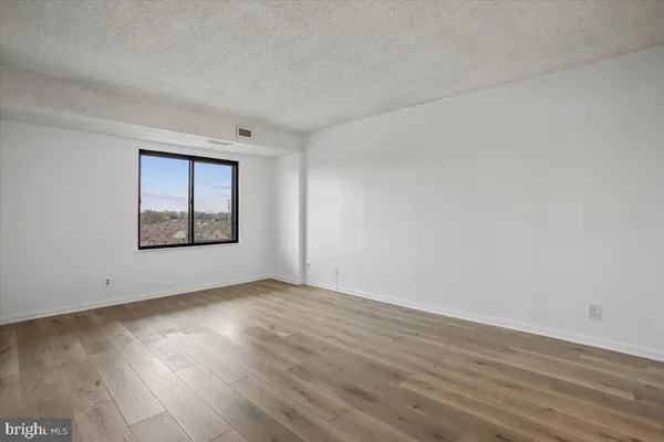 $2,500 | 3800 Powell Lane, Unit 1228, Falls Church, VA 22041