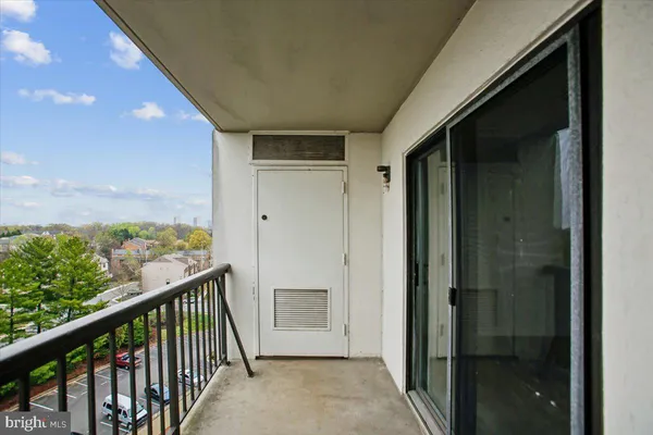 $2,500 | 3800 Powell Lane, Unit 1228, Falls Church, VA 22041