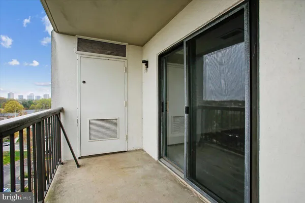 $2,500 | 3800 Powell Lane, Unit 1228, Falls Church, VA 22041