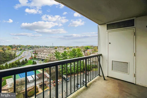 $2,500 | 3800 Powell Lane, Unit 1228, Falls Church, VA 22041