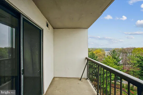 $2,500 | 3800 Powell Lane, Unit 1228, Falls Church, VA 22041