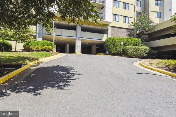 $2,500 | 3800 Powell Lane, Unit 1228, Falls Church, VA 22041