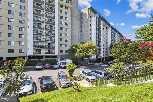 $2,500 | 3800 Powell Lane, Unit 1228, Falls Church, VA 22041