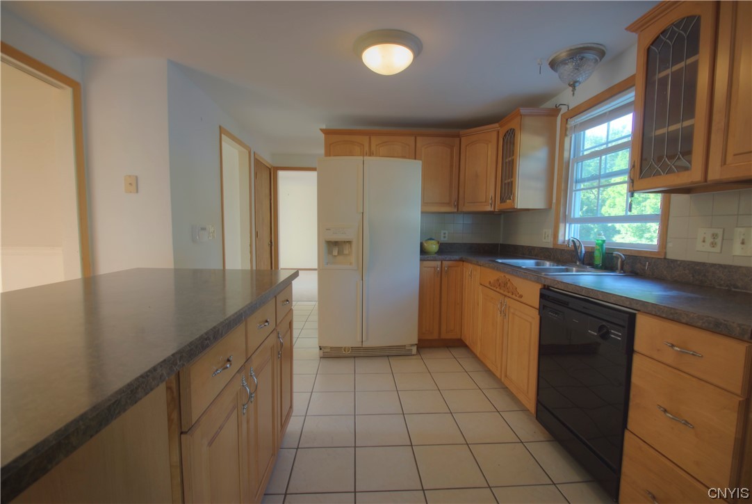 102 Pineledge Road Camillus, NY 13031 - Photo 6 of 12