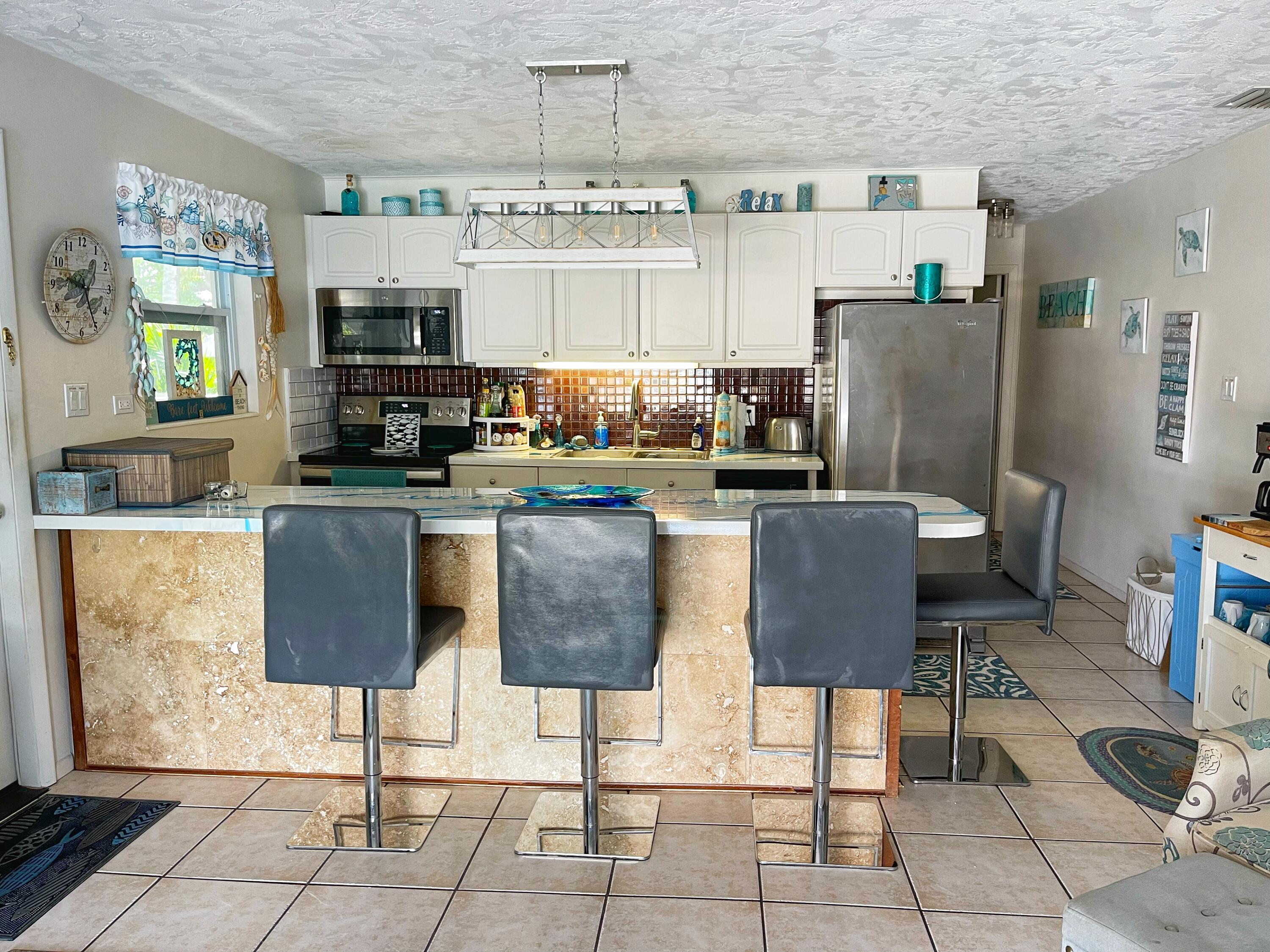611 8th Street Key Colony Beach, FL 33051 - Photo 19 of 36 Kitchen and Bar