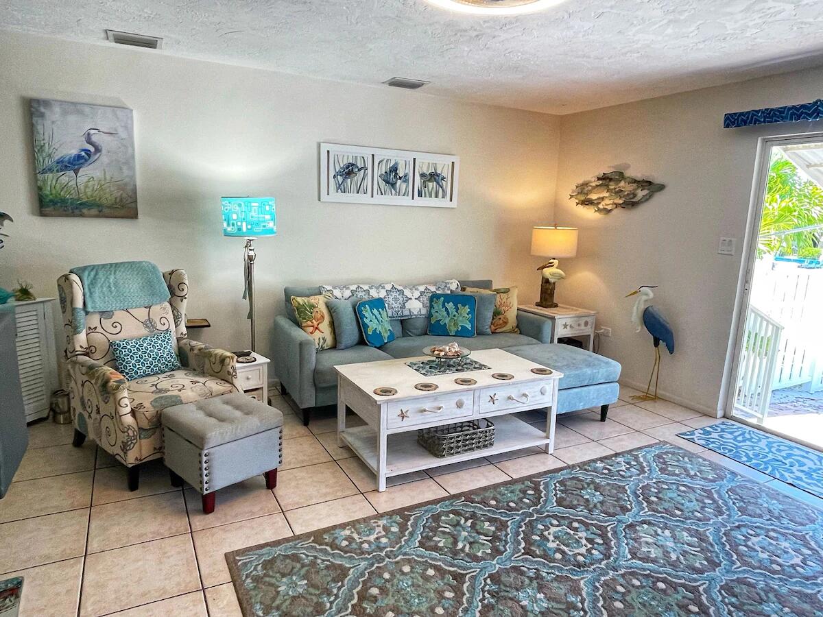 611 8th Street Key Colony Beach, FL 33051 - Photo 25 of 36 Living Room