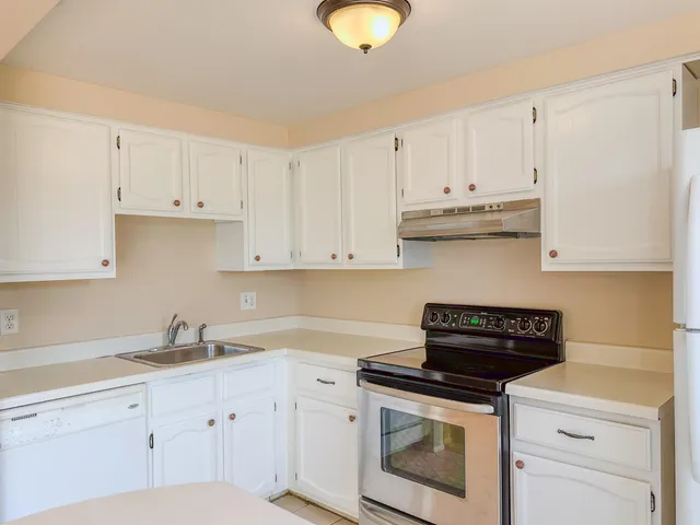 $259,900 | 19561 Mariner Court, Northville, MI 48167