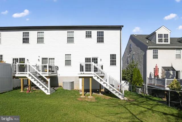 a view of a house with backyard and porch