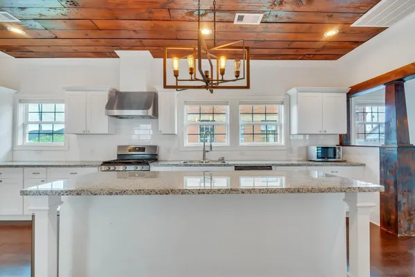 $425,000 | 2405 Keene Street, Houston, TX 77009