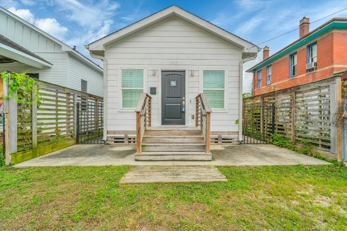 2405 Keene Street Houston, TX 77009 - Photo 36 of 45 a front view of a house with a yard