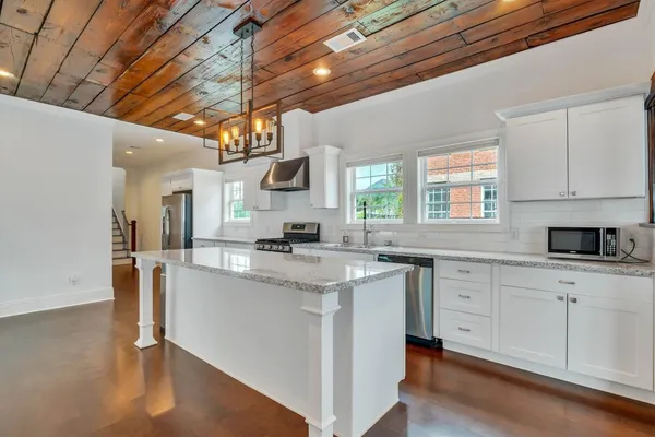 $425,000 | 2405 Keene Street, Houston, TX 77009