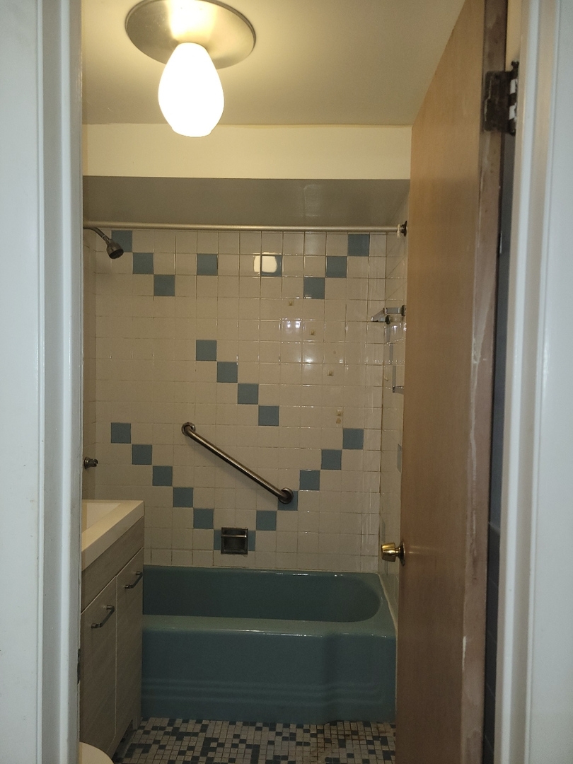 7540 North Ridge Boulevard, Unit 3C Chicago, IL 60645 - Photo 14 of 19 Gallery Image 14