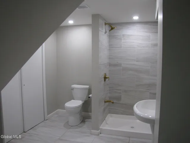 $2,950 | 10 Flicker Drive, Colonie, NY 12110