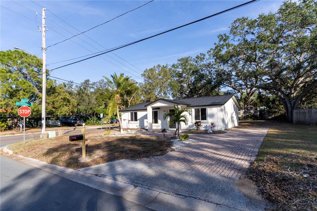 1395 Davis Road Dunedin, FL 34698 - Photo 2 of 32 Gallery Image 2