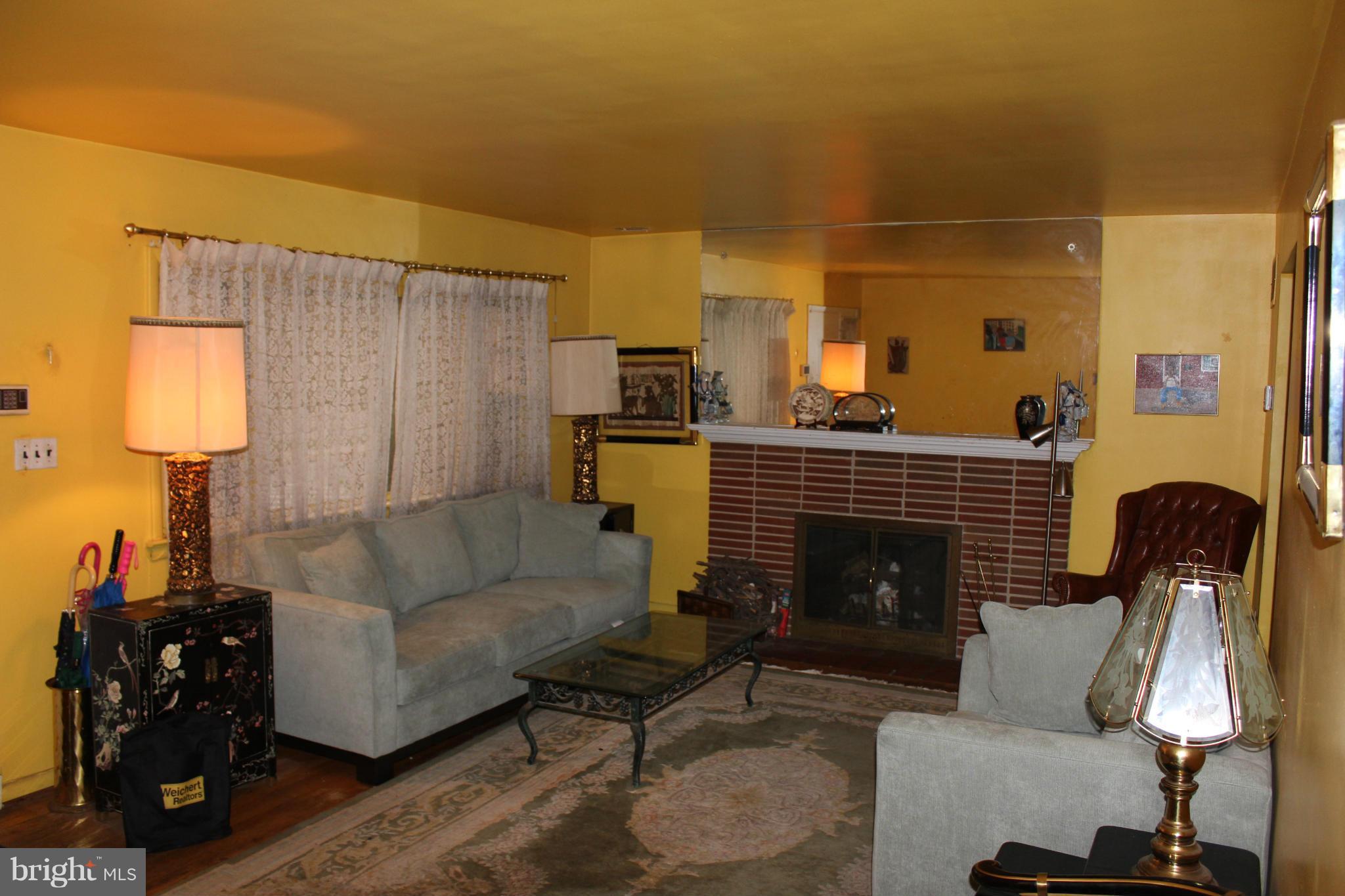 1000 Ray Road Hyattsville, MD 20783 - Photo 4 of 17 Living Room