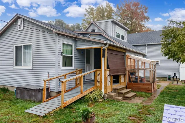 $225,000 | 209 South Railway Street, New Baden, IL 62265