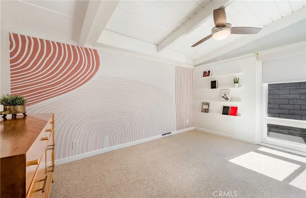 a view of an entryway with storage