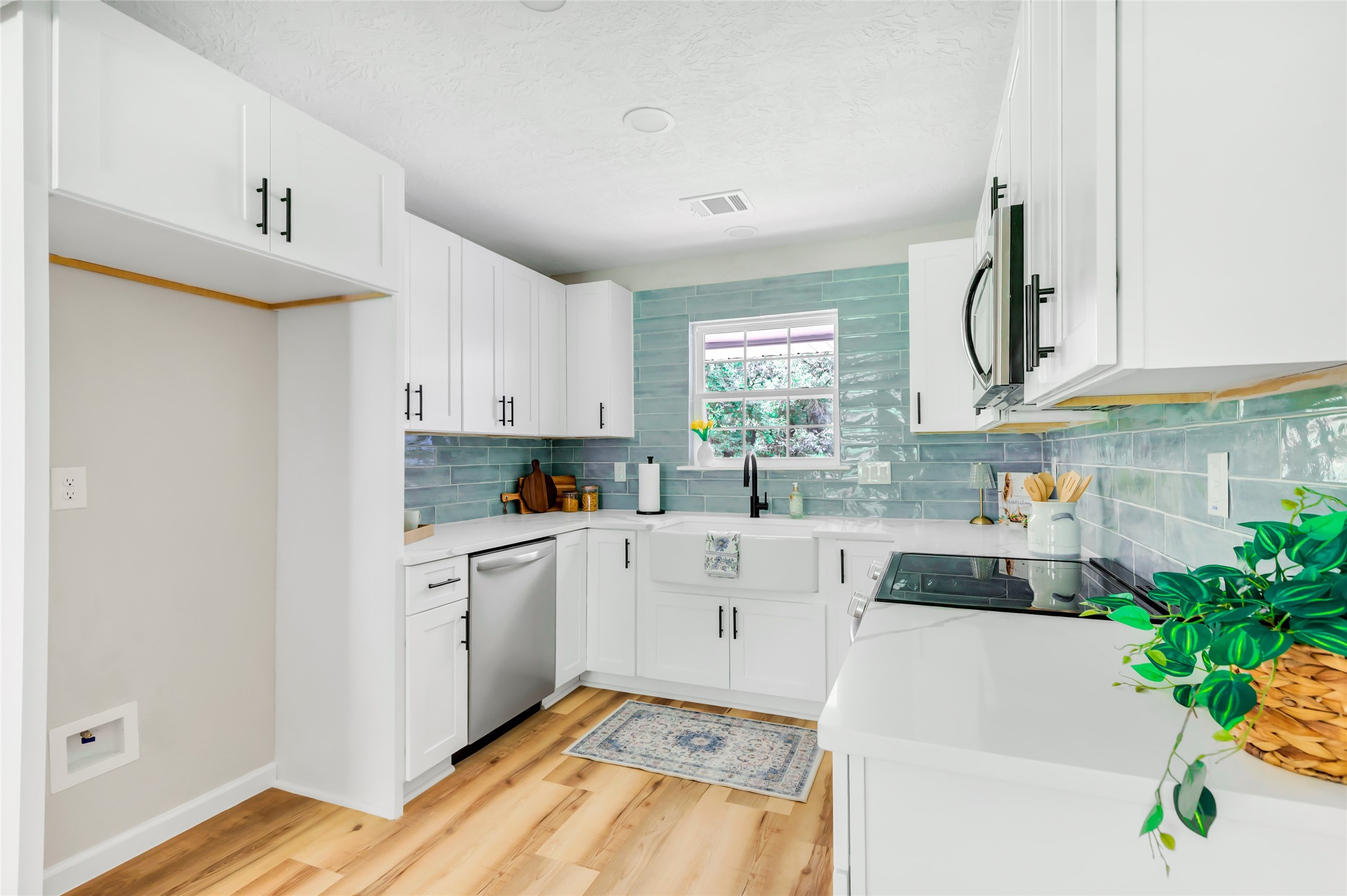 922 Lake Glen Road Houston, TX 77336 - Photo 8 of 27 Quartz Countertops and Subway Tile Backsplash