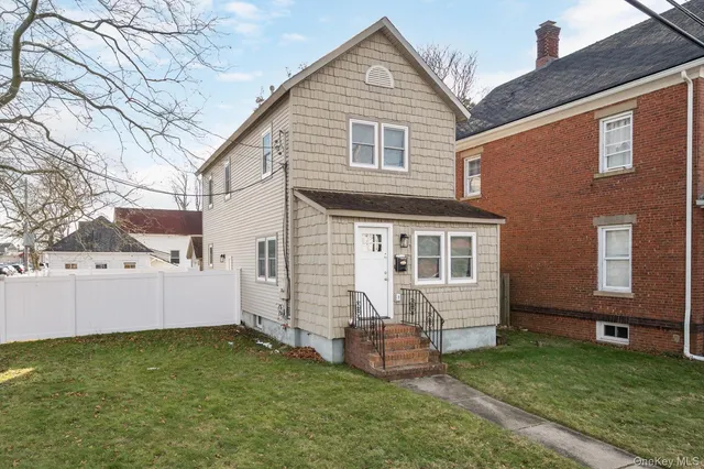 $4,250 | 38 South Front Street, Farmingdale, NY 11735