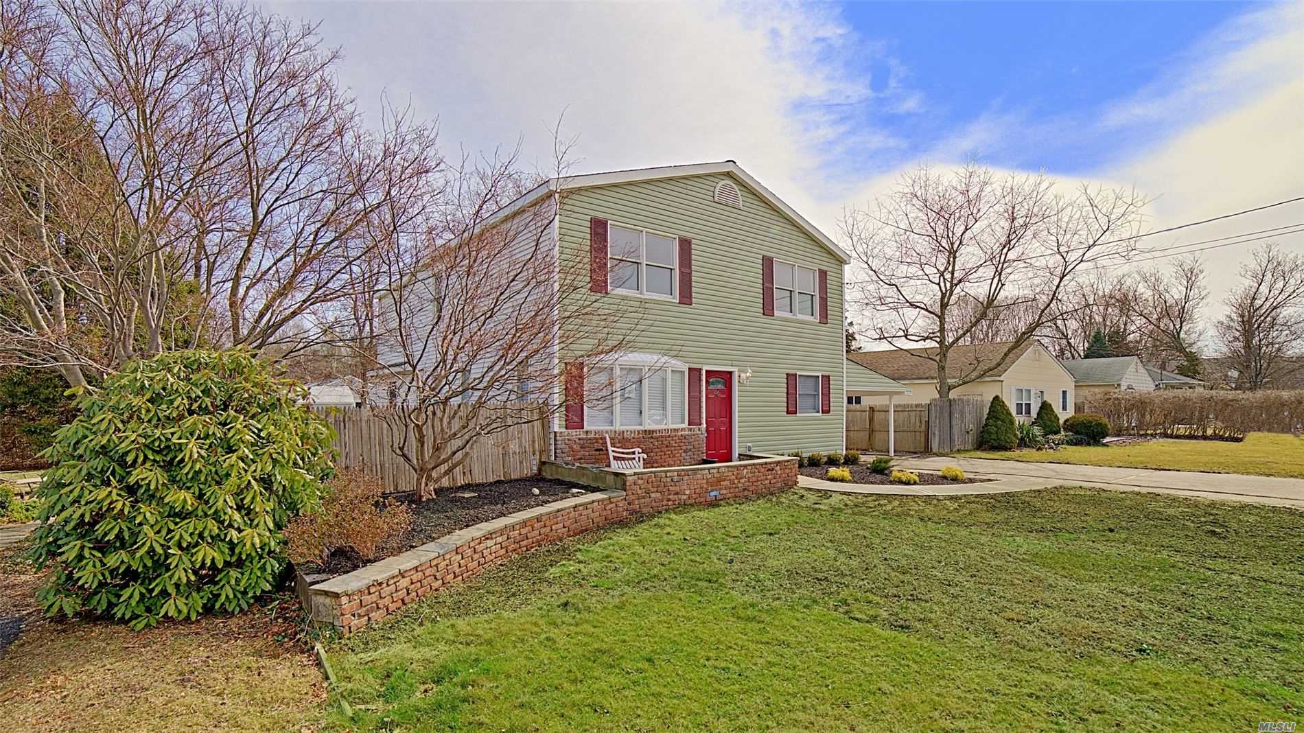 46 Laurin Road Calverton, NY 11933 - Photo 3 of 20 Front of Home from left