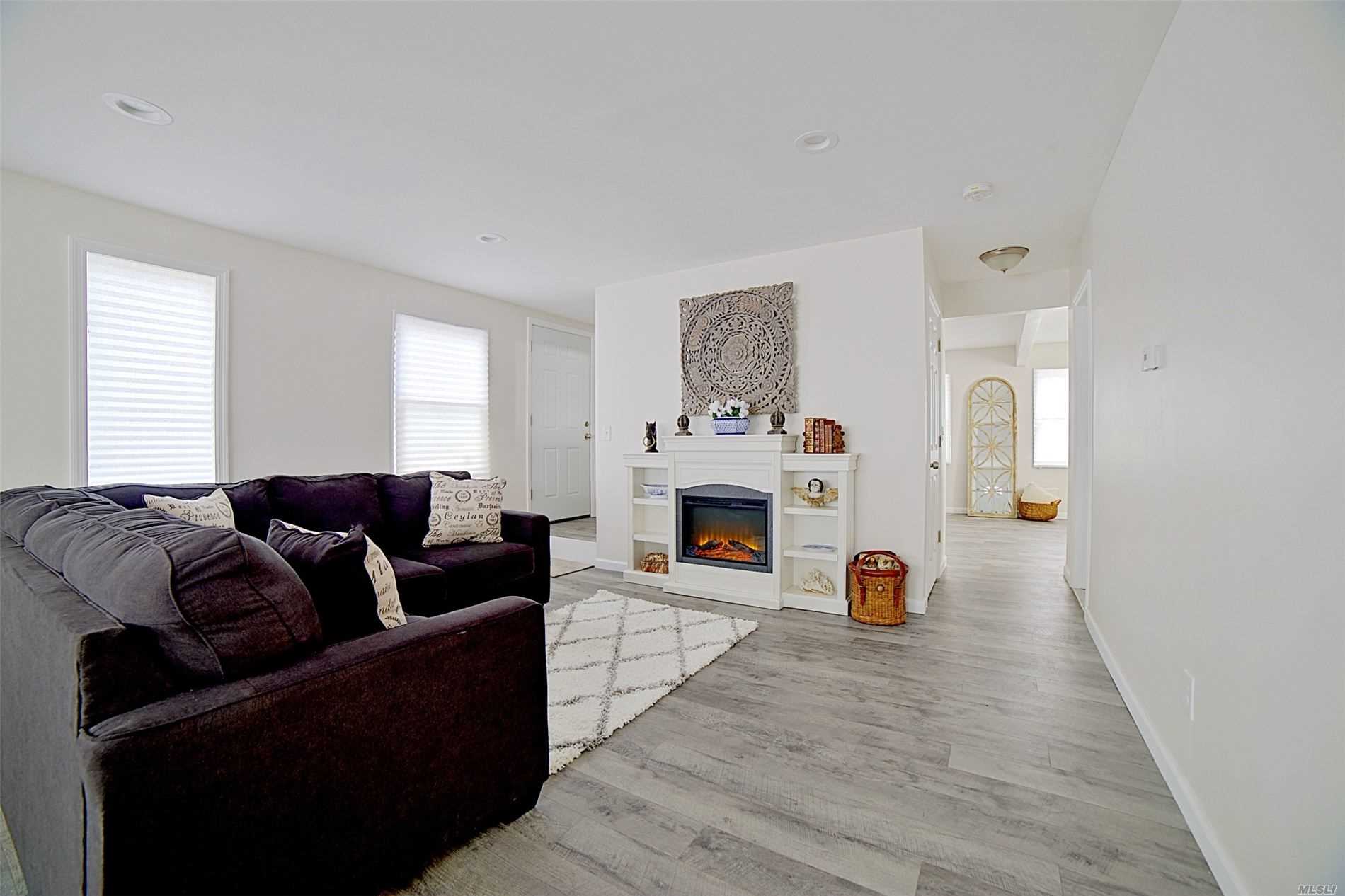 46 Laurin Road Calverton, NY 11933 - Photo 6 of 20 Living Room