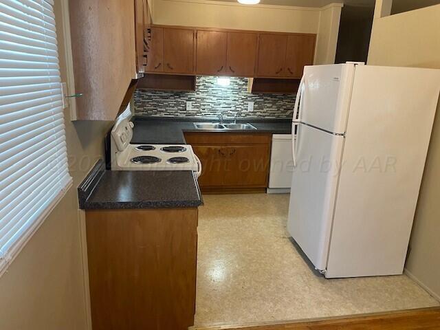 5027 Crockett Street Amarillo, TX 79110 - Photo 5 of 17 Crockett kitchen