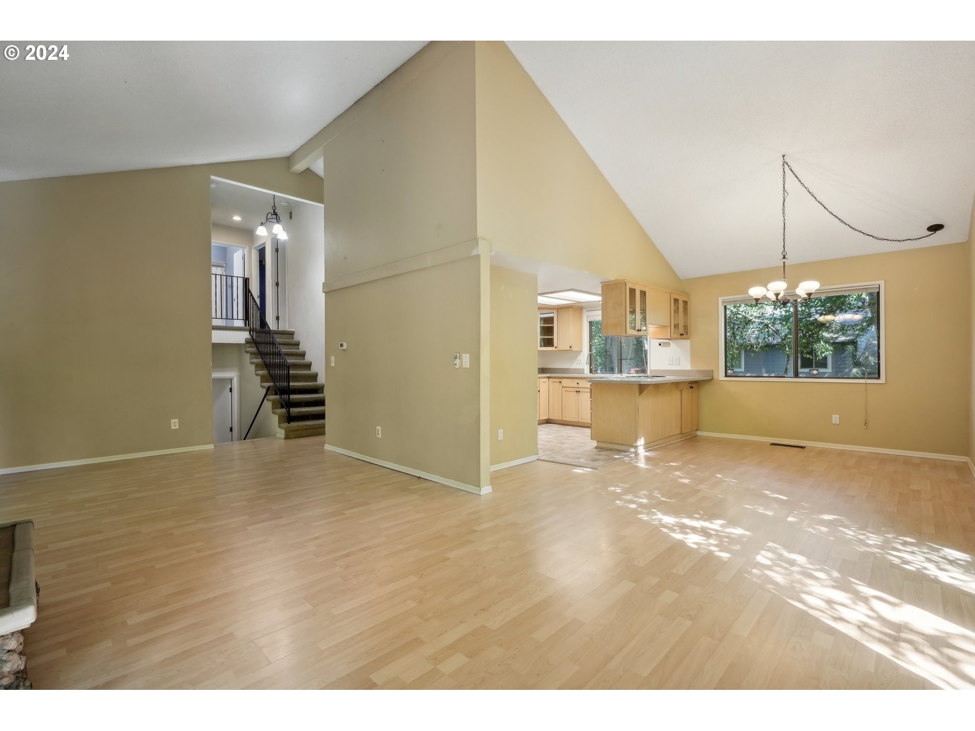 9914 Southwest Quail Post Road Portland, OR 97219 - Photo 11 of 48 Gallery Image 11
