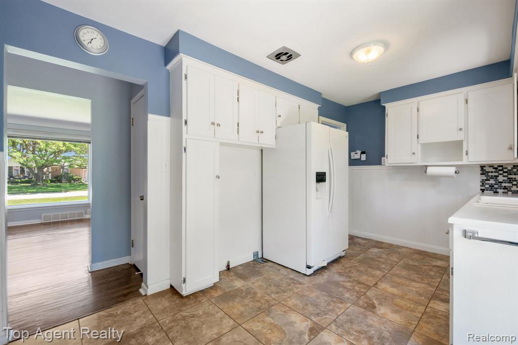 36365 Briarcliff Road Sterling Heights, MI 48312 - Photo 9 of 52