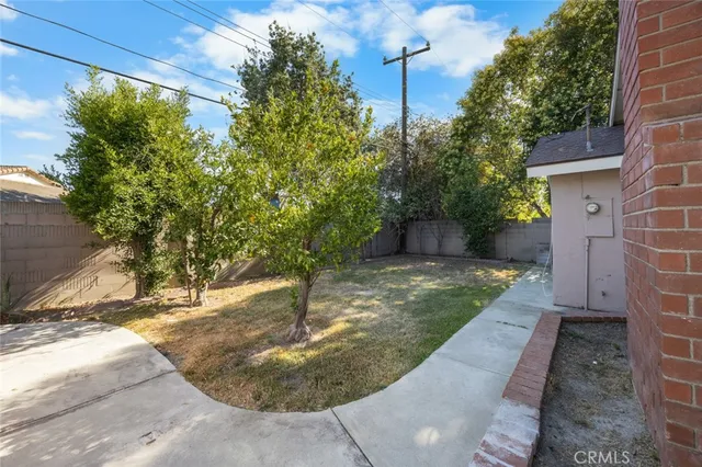 a view of a yard in front of house