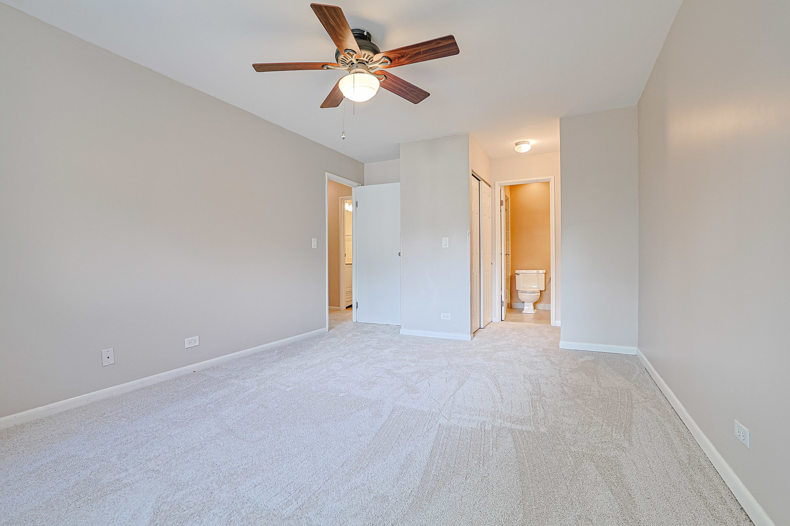 3008 Roberts Drive, Unit 5 Woodridge, IL 60517 - Photo 7 of 22 an empty room with fan and a ceiling fan
