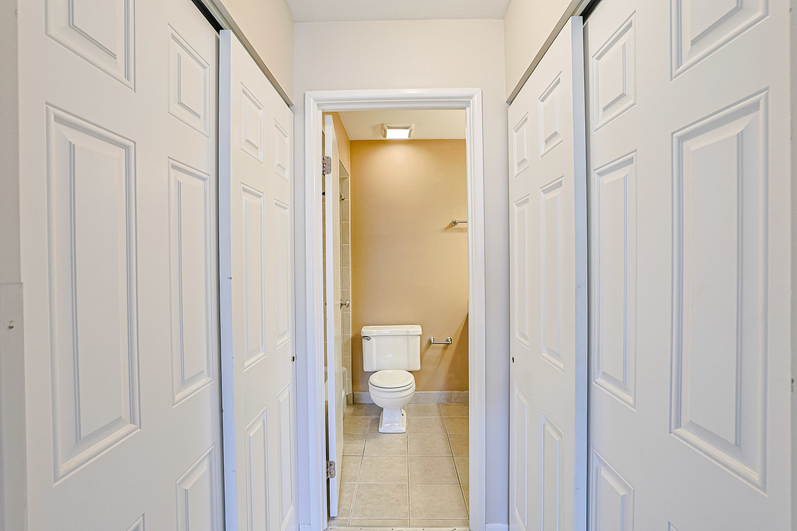 3008 Roberts Drive, Unit 5 Woodridge, IL 60517 - Photo 8 of 22 a bathroom with white walls