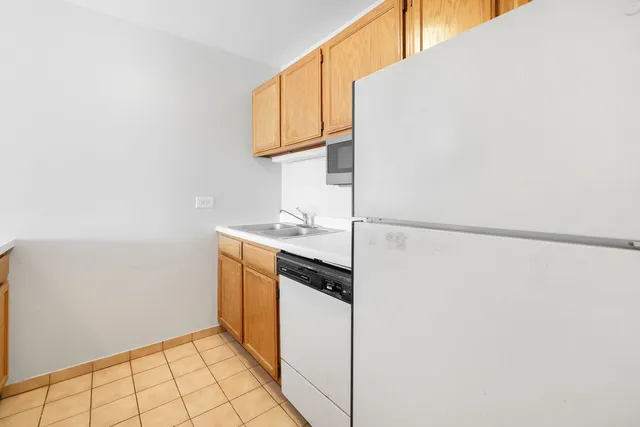 $175,900 | 3255 Kirchoff Road, Unit 306, Rolling Meadows, IL 60008