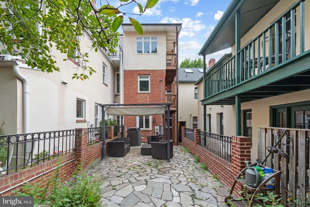 $2,950 | 106 West Lee Street, Baltimore, MD 21201