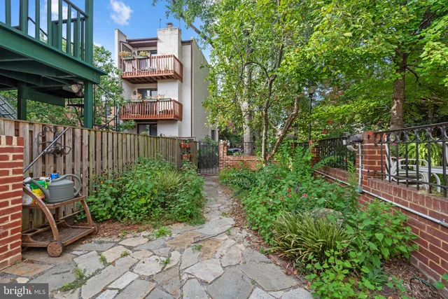 $2,950 | 106 West Lee Street, Baltimore, MD 21201